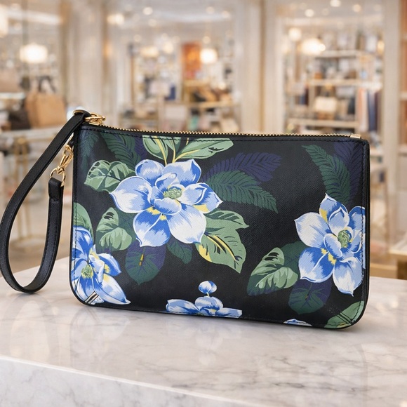 Banana Republic Handbags - Banana Republic Clutch